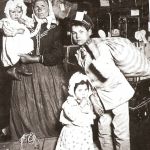 Mulher sozinha com os filhos, em viagem para encontrar o marido emigrado, 1900.