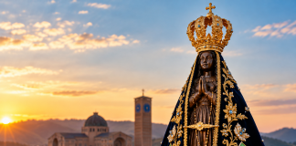 Padroeira do Brasil tem homenagem com procissão e festa